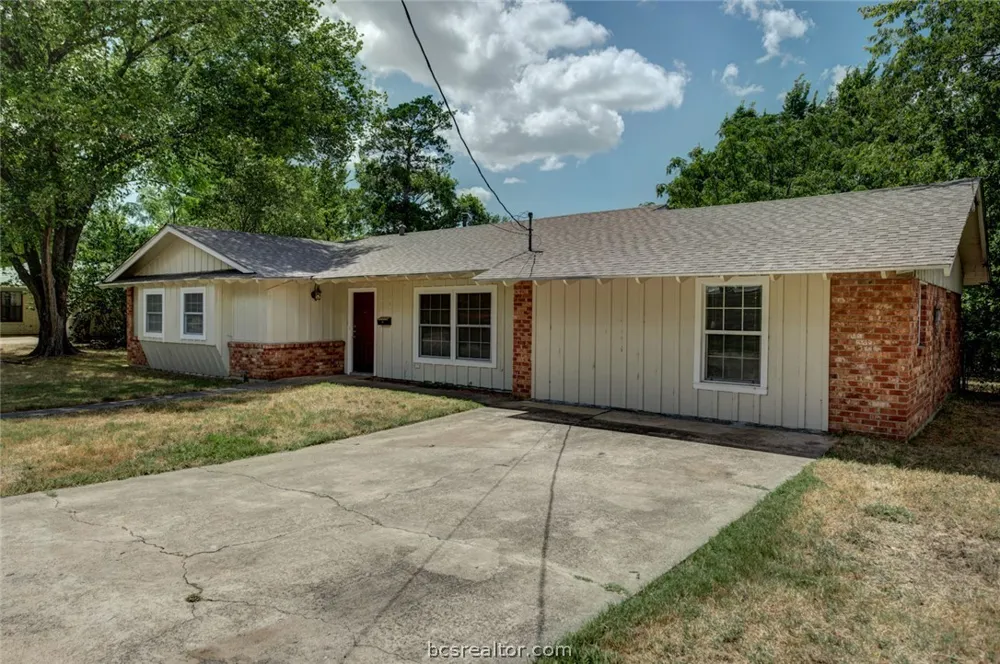 906 Lazy Lane Bryan, TX 77802