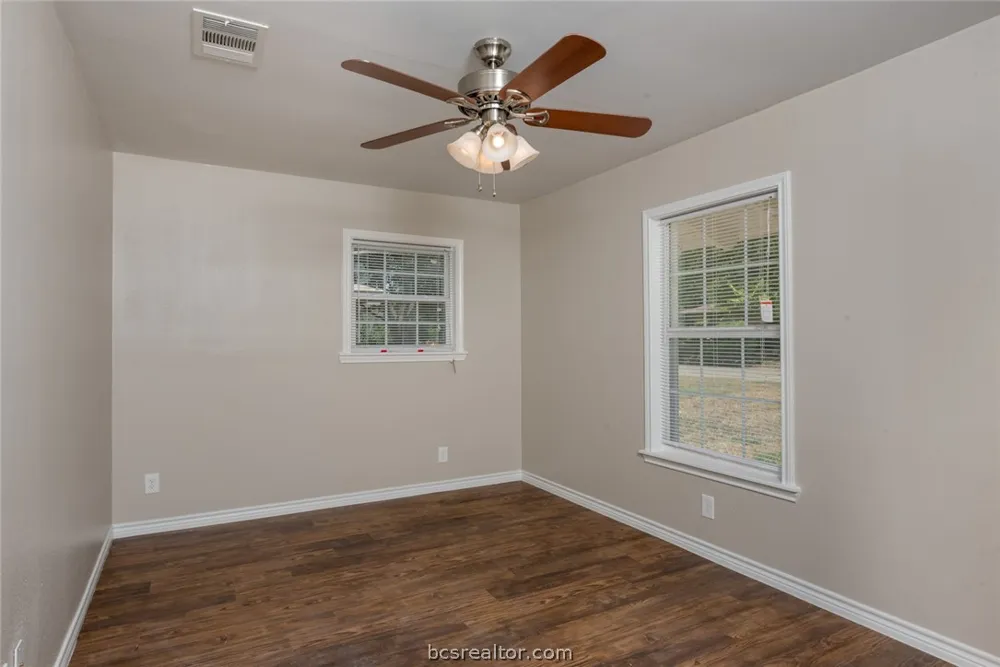 906 Lazy Lane Bryan, TX 77802