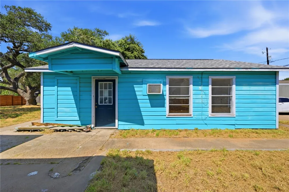 203 S 6th Street Rockport, TX 78382