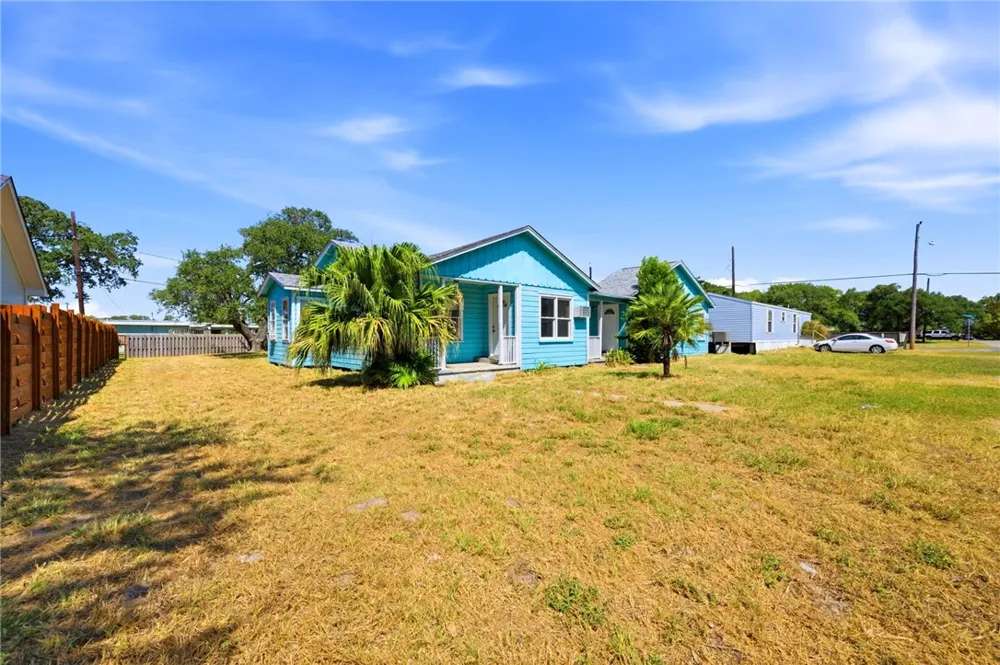 203 S 6th Street Rockport, TX 78382