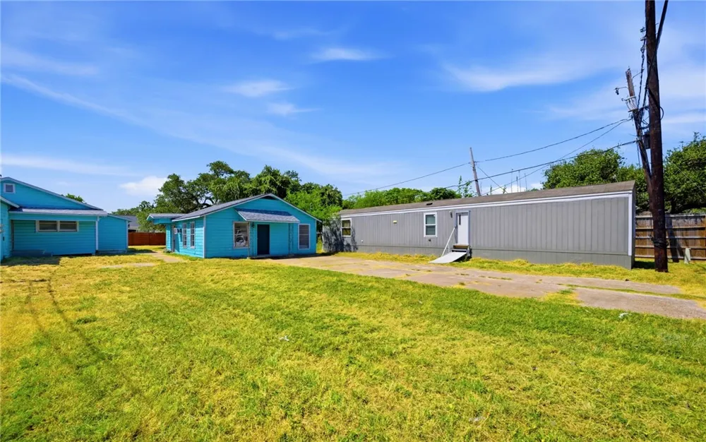 203 S 6th Street Rockport, TX 78382
