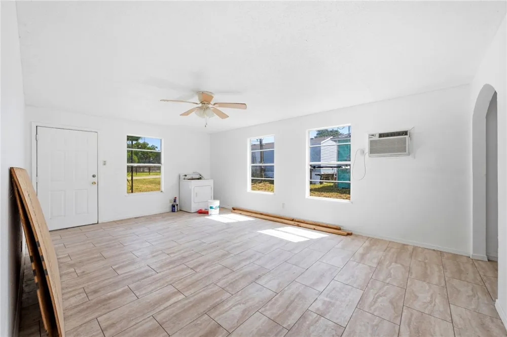 203 S 6th Street Rockport, TX 78382