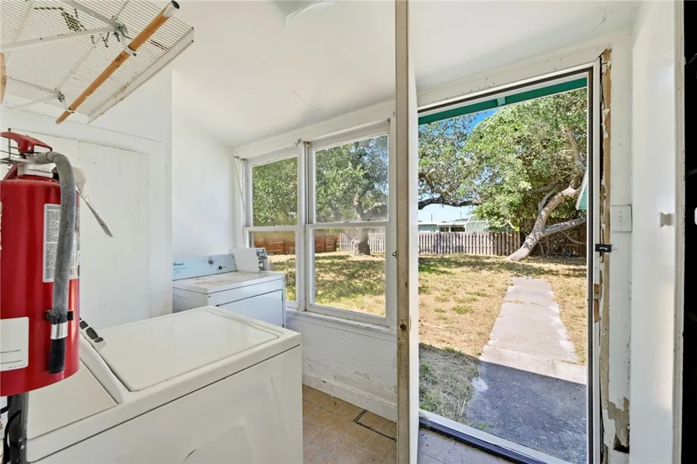 203 S 6th Street Rockport, TX 78382