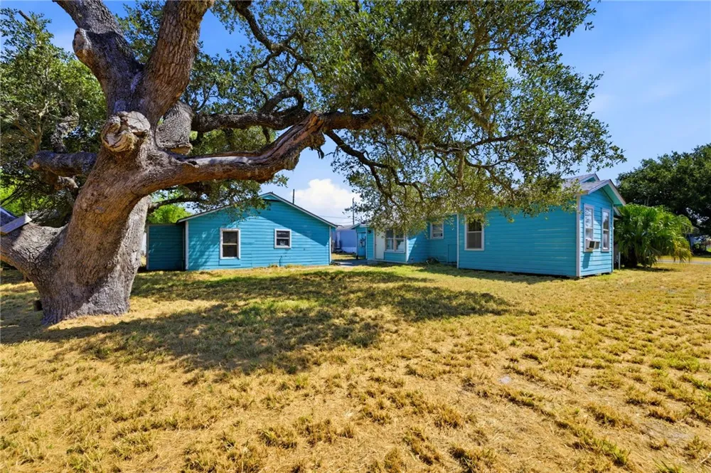 203 S 6th Street Rockport, TX 78382