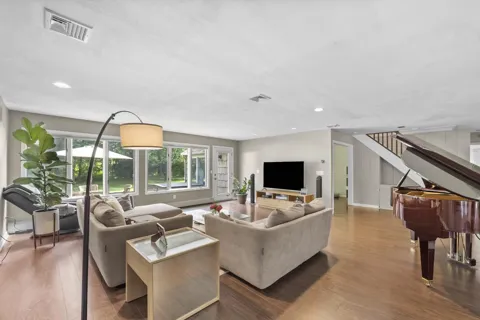 926 NORGATE DR