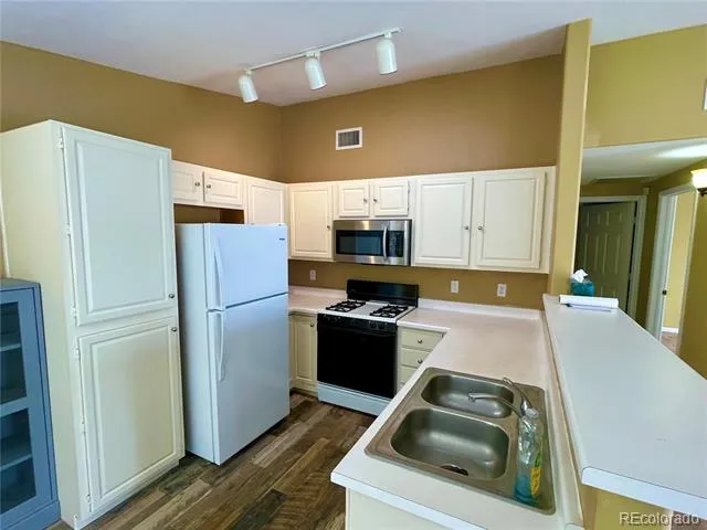8304 Pebble Creek Way #203 Highlands Ranch, CO 80126