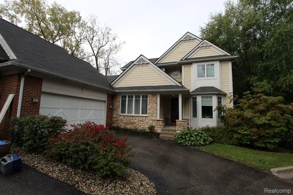 1090 Oakwood Drive Bloomfield Hills City, MI 48304