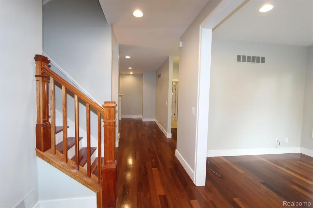 1090 Oakwood Drive Bloomfield Hills City, MI 48304