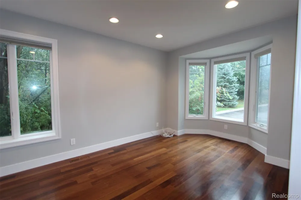 1090 Oakwood Drive Bloomfield Hills City, MI 48304