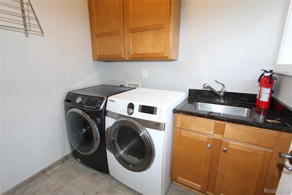 1090 Oakwood Drive Bloomfield Hills City, MI 48304