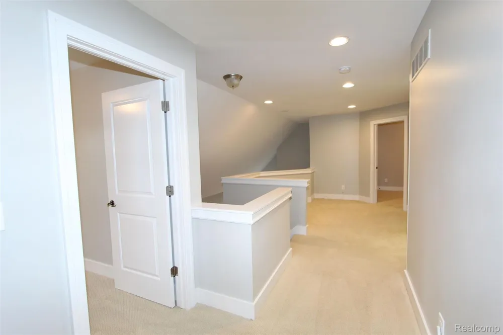 1090 Oakwood Drive Bloomfield Hills City, MI 48304