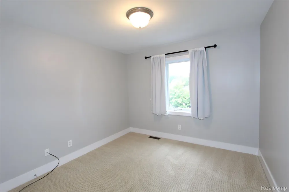 1090 Oakwood Drive Bloomfield Hills City, MI 48304