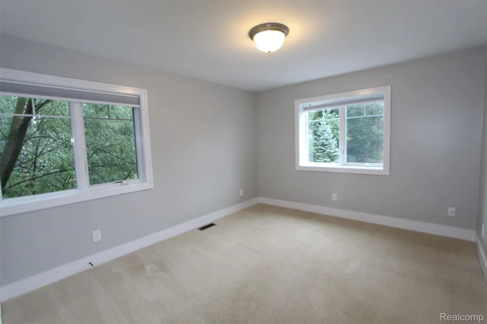 1090 Oakwood Drive Bloomfield Hills City, MI 48304