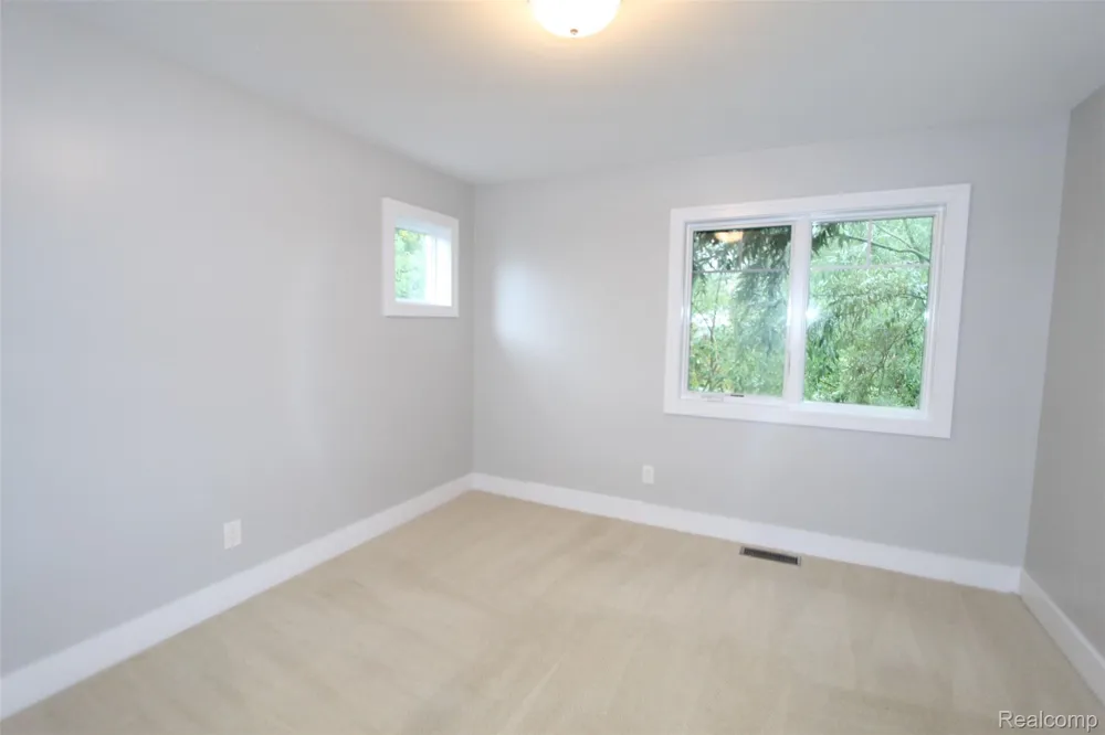 1090 Oakwood Drive Bloomfield Hills City, MI 48304