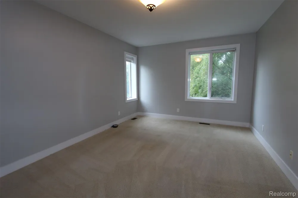 1090 Oakwood Drive Bloomfield Hills City, MI 48304