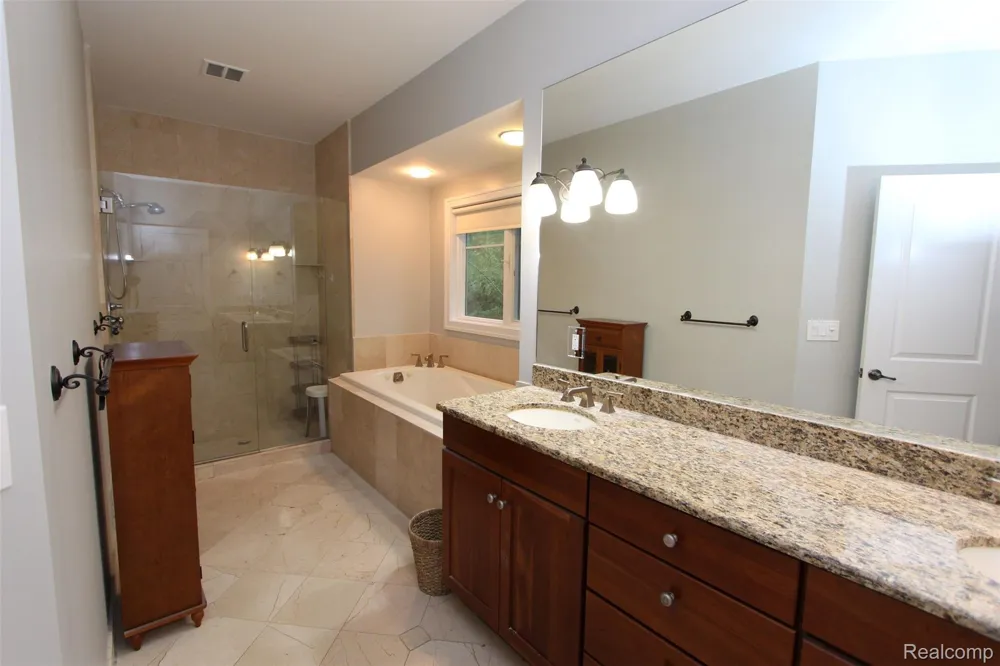 1090 Oakwood Drive Bloomfield Hills City, MI 48304