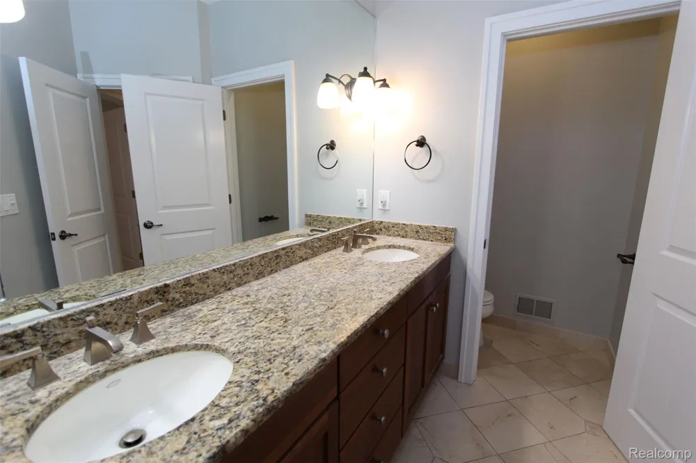 1090 Oakwood Drive Bloomfield Hills City, MI 48304