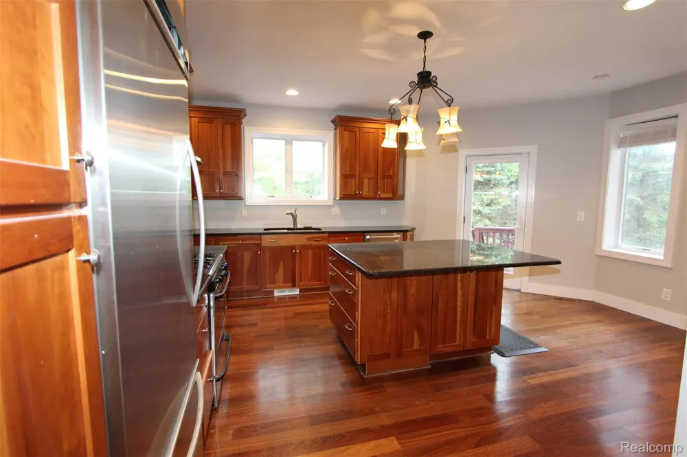 1090 Oakwood Drive Bloomfield Hills City, MI 48304