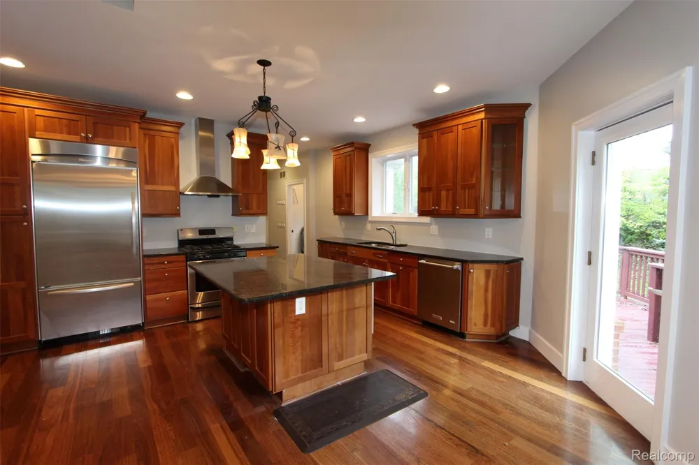 1090 Oakwood Drive Bloomfield Hills City, MI 48304