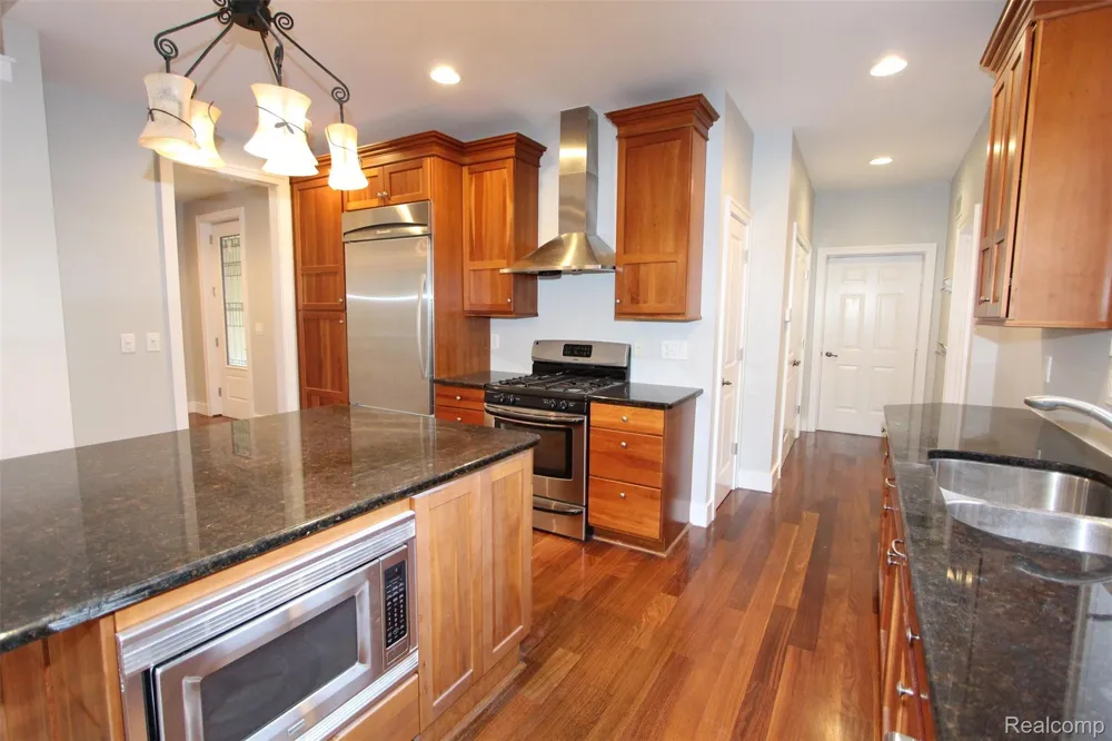 1090 Oakwood Drive Bloomfield Hills City, MI 48304