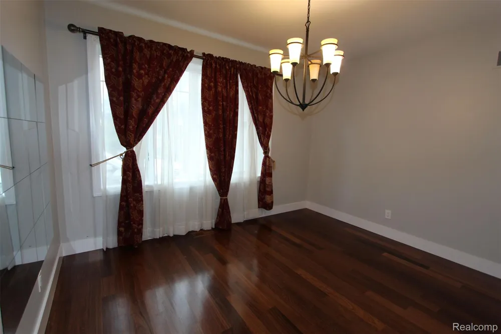1090 Oakwood Drive Bloomfield Hills City, MI 48304