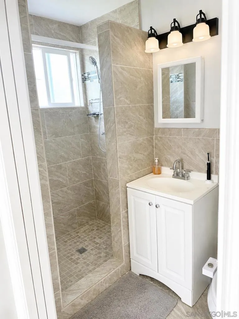 5166 Gaylord San Diego, CA 92117