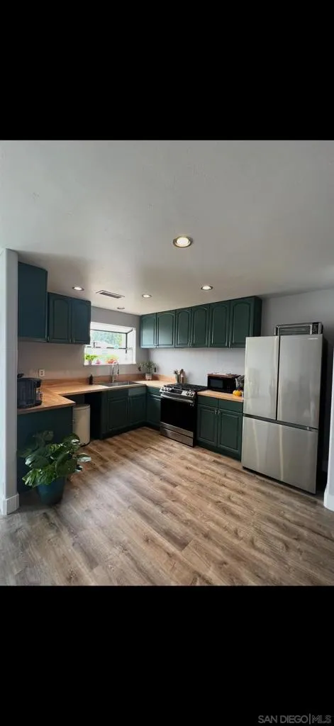 5166 Gaylord San Diego, CA 92117