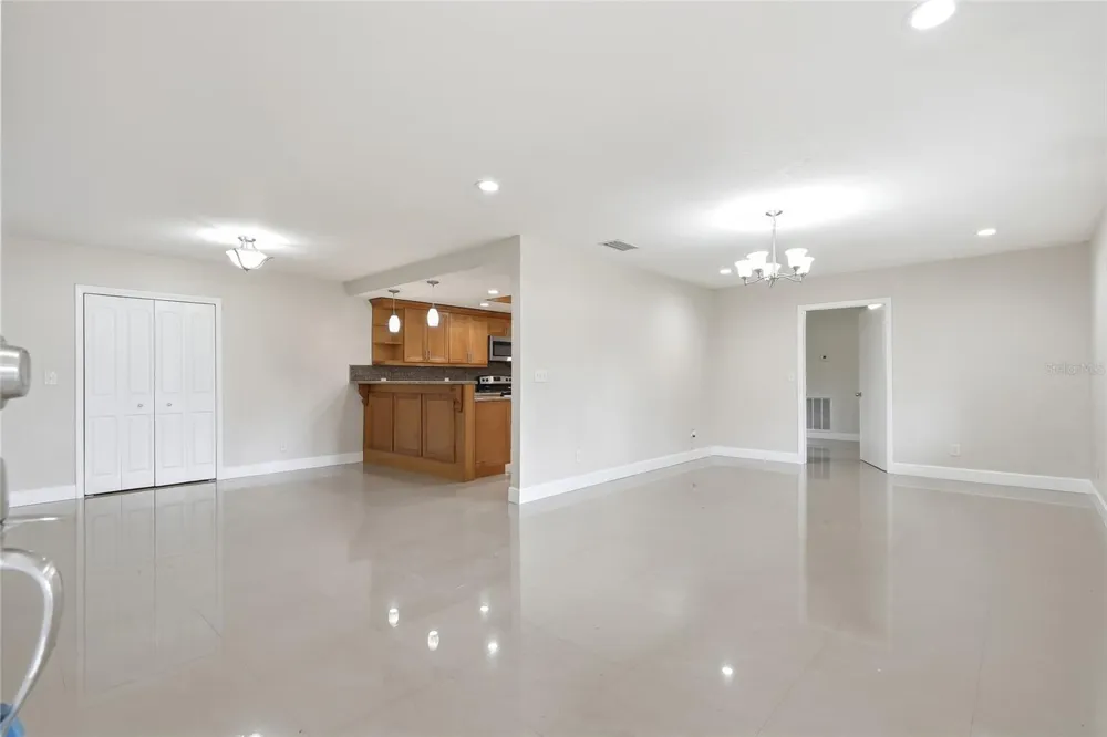 8808 W BROAD STREET Tampa, FL 33615
