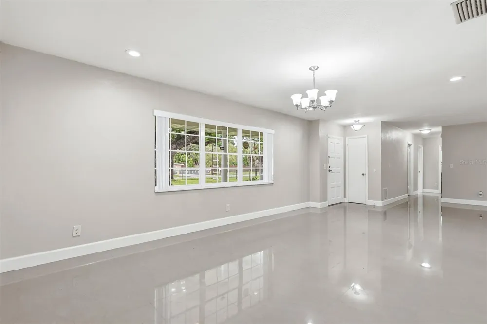 8808 W BROAD STREET Tampa, FL 33615