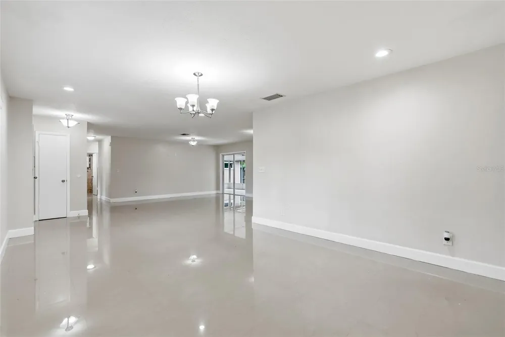 8808 W BROAD STREET Tampa, FL 33615