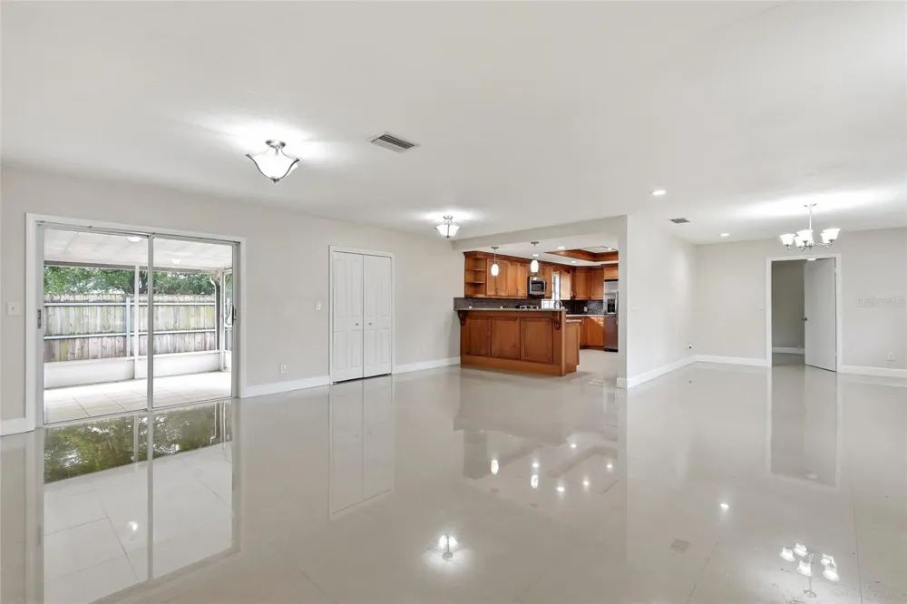 8808 W BROAD STREET Tampa, FL 33615