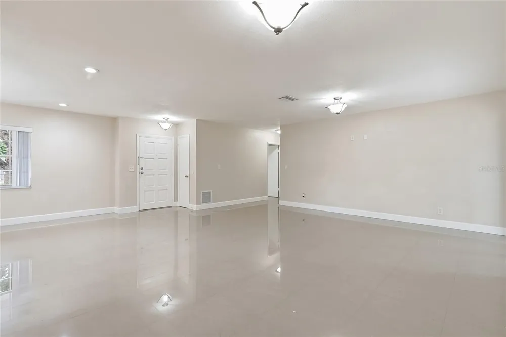 8808 W BROAD STREET Tampa, FL 33615