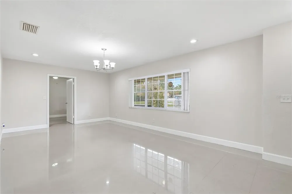 8808 W BROAD STREET Tampa, FL 33615