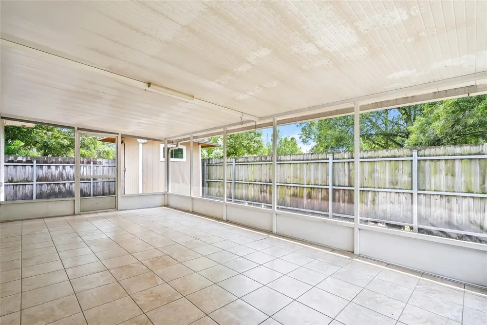 8808 W BROAD STREET Tampa, FL 33615