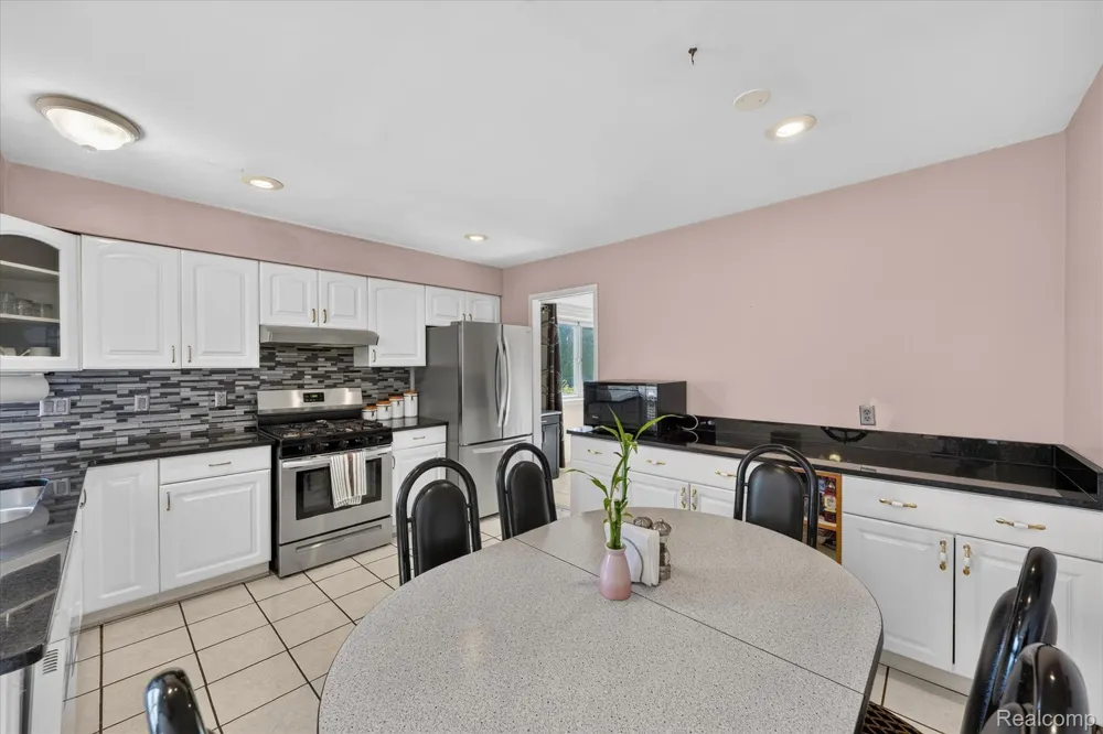 6409 Runnymeade Drive Canton Charter Township, MI 48187