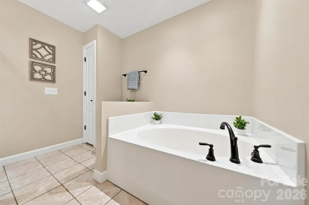 6011 Dockside Drive Hickory, NC 28601