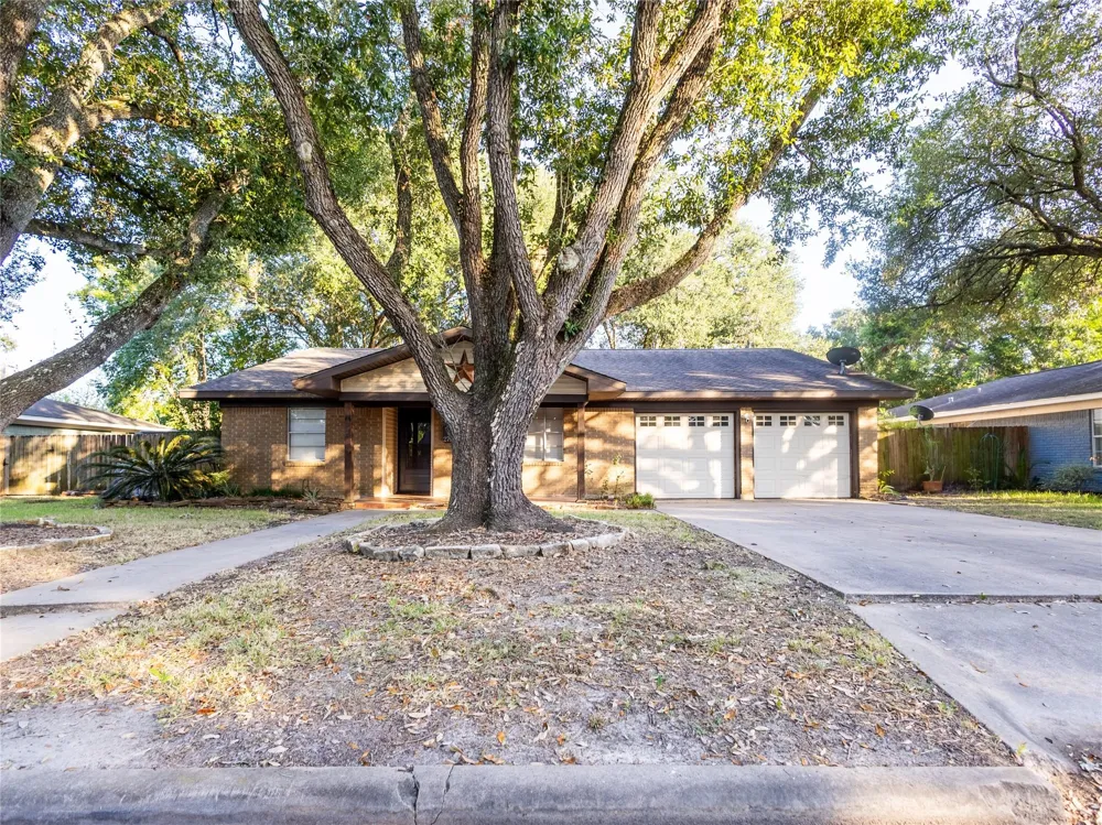 2728 Encino Bay City, TX 77414
