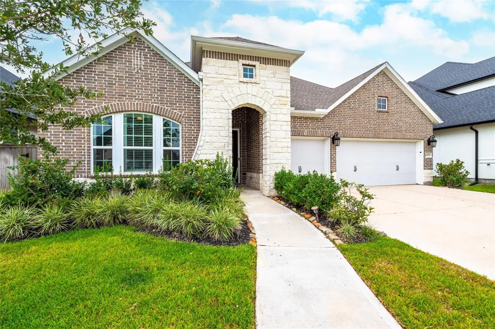 1912 Silver Point Court Friendswood, TX 77546
