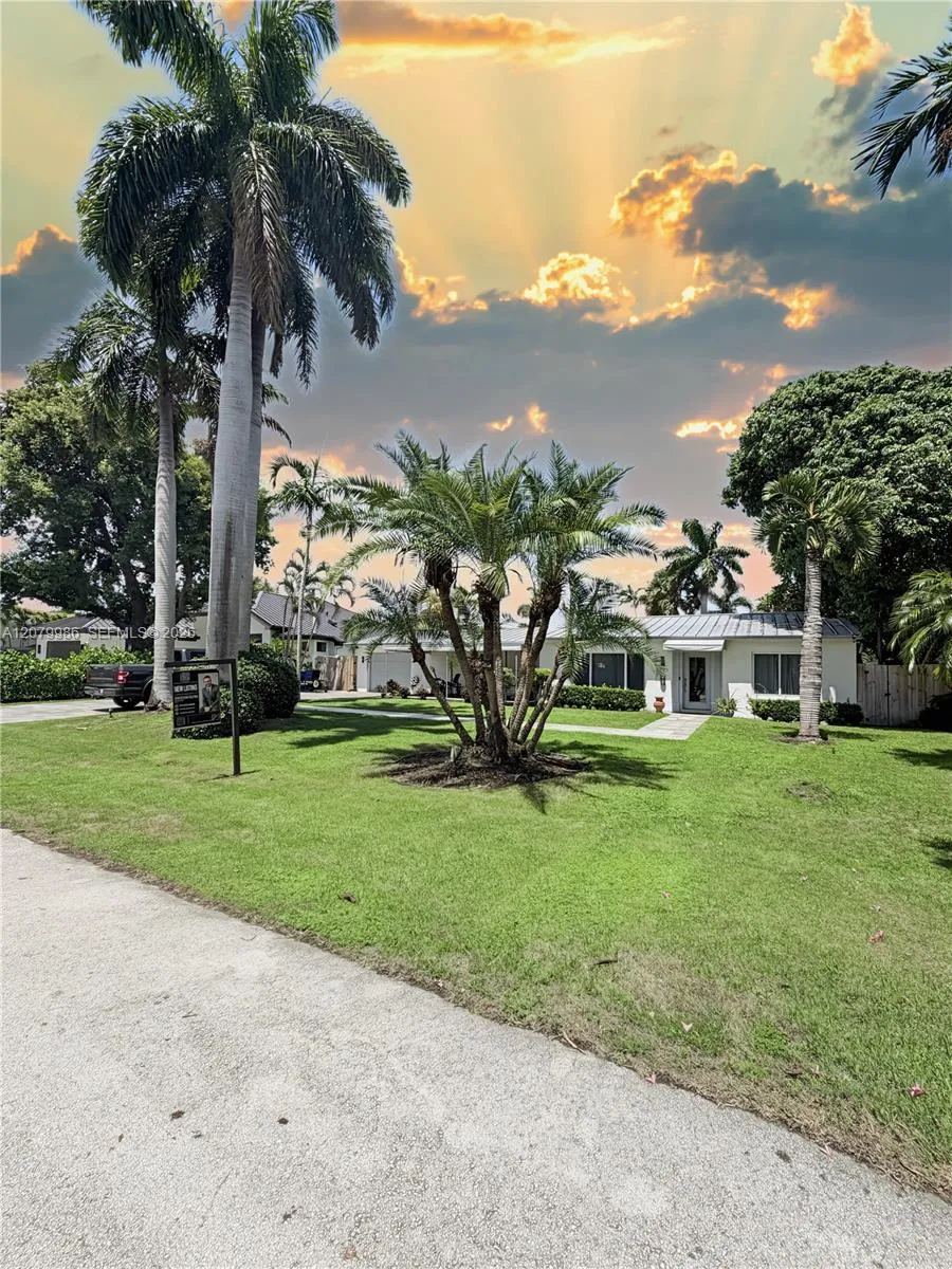 2421 NE 13th St Fort Lauderdale, FL 33304
