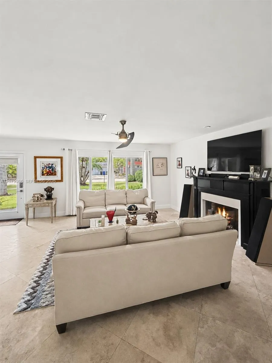 2421 NE 13th St Fort Lauderdale, FL 33304