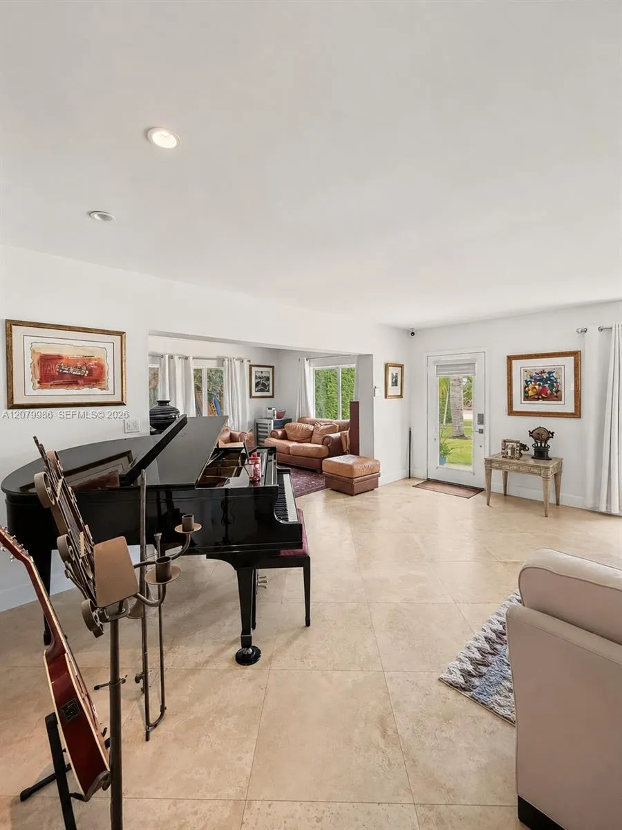 2421 NE 13th St Fort Lauderdale, FL 33304