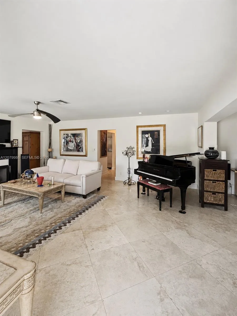 2421 NE 13th St Fort Lauderdale, FL 33304