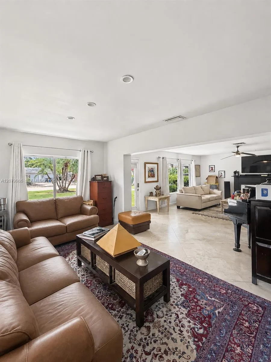 2421 NE 13th St Fort Lauderdale, FL 33304