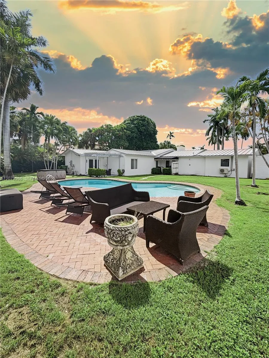 2421 NE 13th St Fort Lauderdale, FL 33304