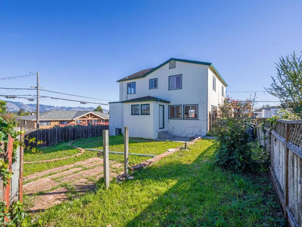 35 Sycamore Street Watsonville, CA 95076