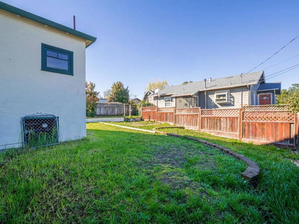 35 Sycamore Street Watsonville, CA 95076