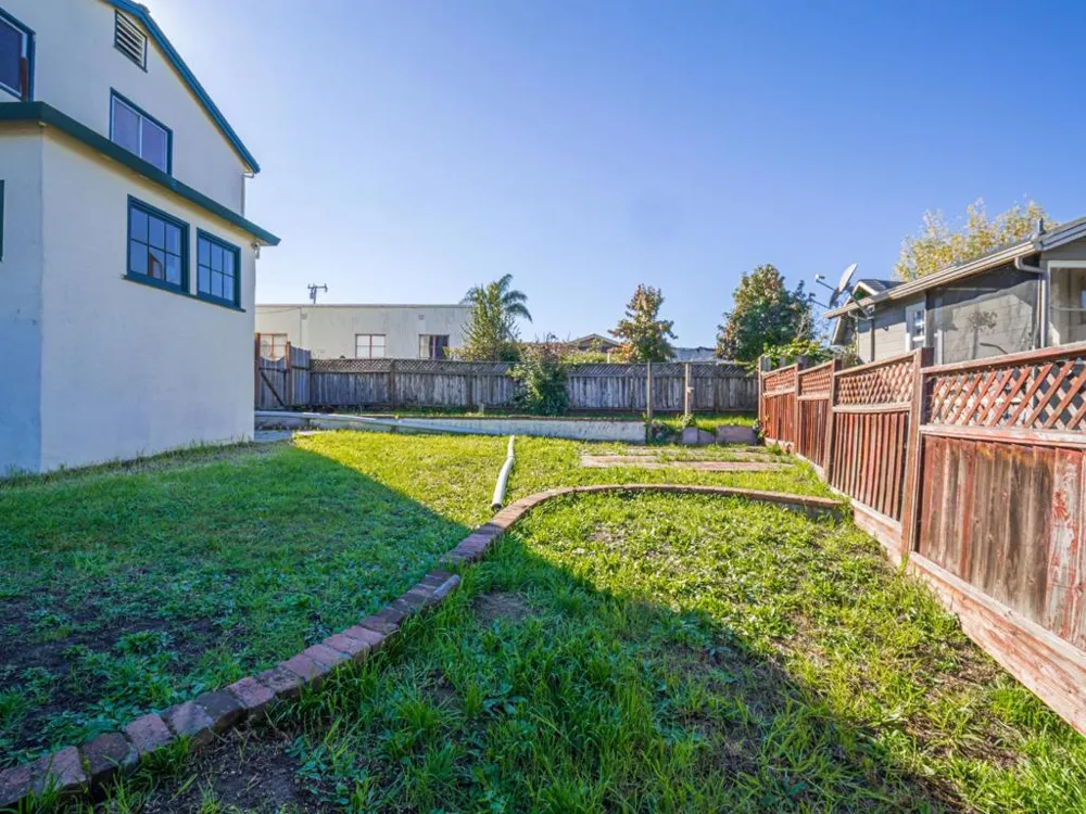 35 Sycamore Street Watsonville, CA 95076