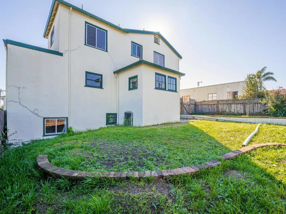 35 Sycamore Street Watsonville, CA 95076