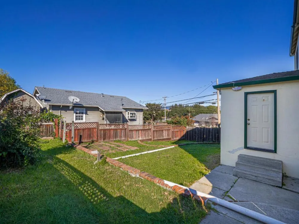 35 Sycamore Street Watsonville, CA 95076