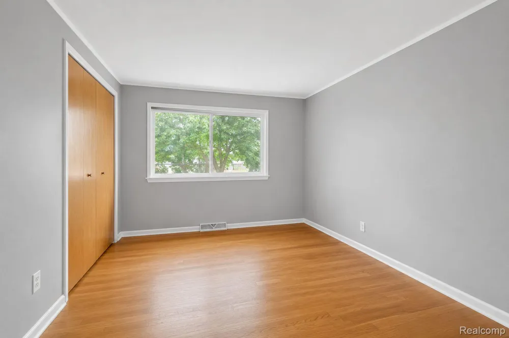 32229 Cambridge Drive Warren City, MI 48093